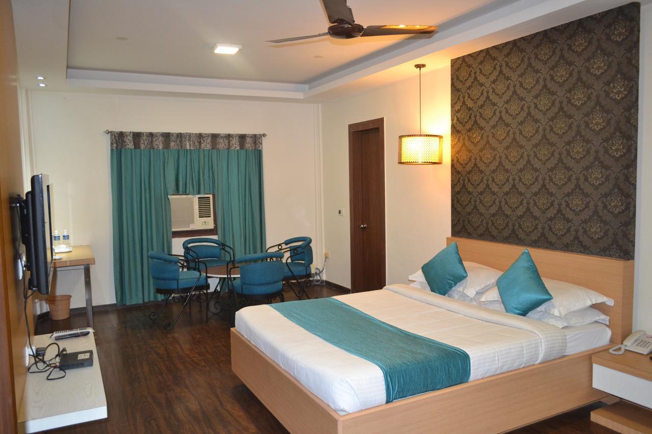The Club Hotel Bangalore Exterior foto